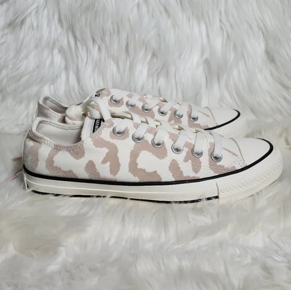 Converse Chuck Taylor All Star Low Top Cream 7 Women / 5 Men NWOB - Picture 2 of 6